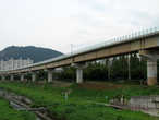 Мост соединяющий две станции,Кинг Суро и музей города Пусана.