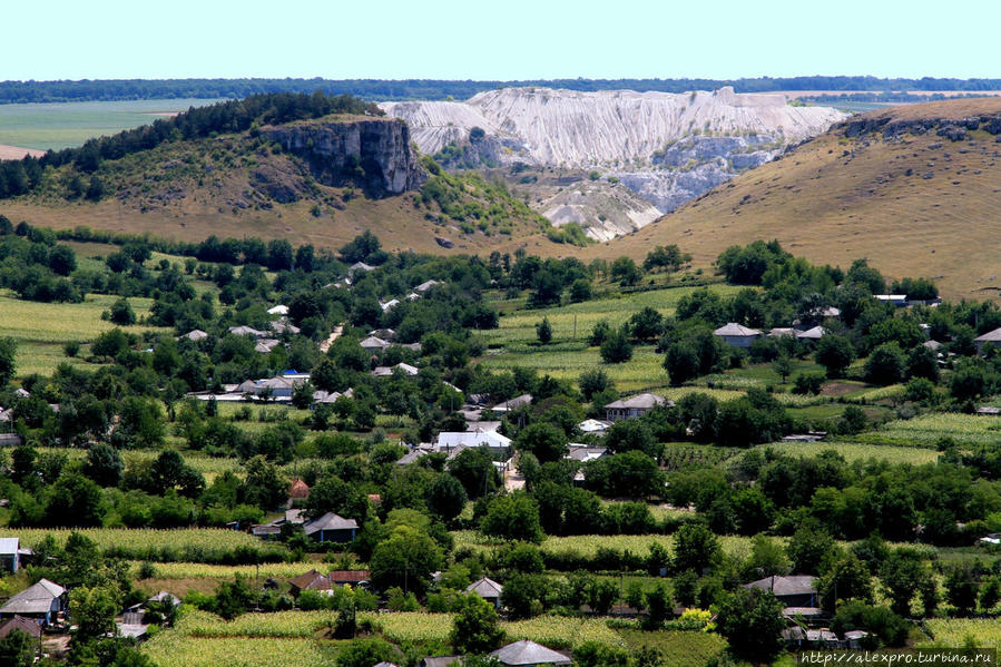 Вид толтровых гряд и гигантского карьера, уничтожившего одну из них у села Фетешты, Единецкий р-он Молдова