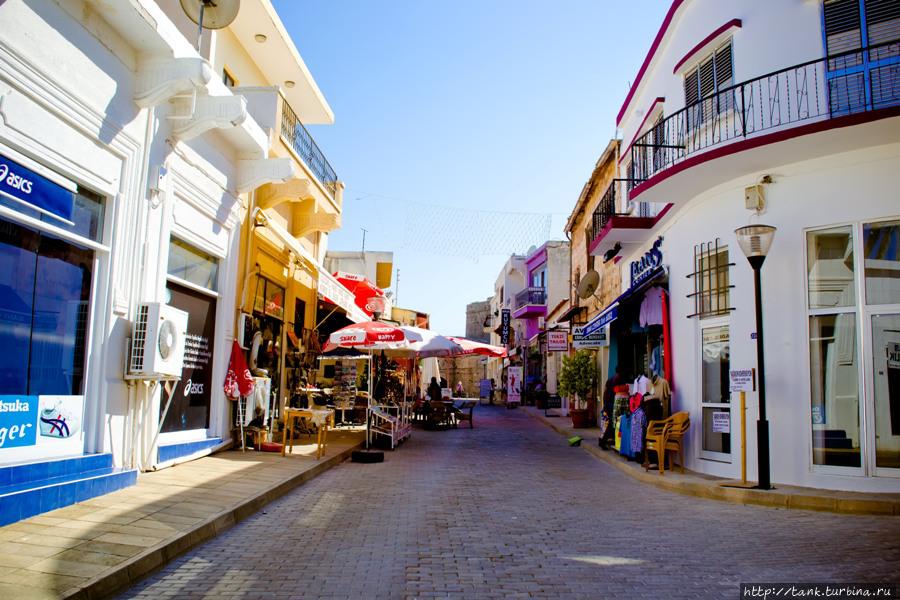 Улицы типичного турецкого квартала, с огромным количеством торговых лавок и всевозможных едален. Кирения, Турецкая Республика Северного Кипра