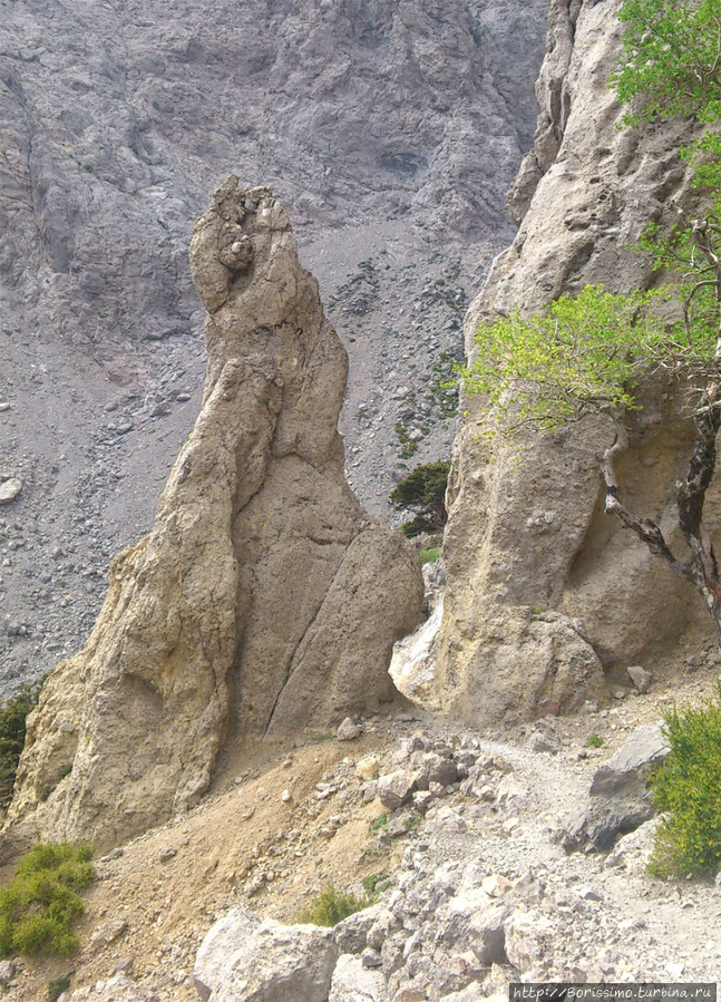 Каменные столбы стоят на страже гор. Остров Крит, Греция