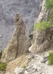 Каменные столбы стоят на страже гор.