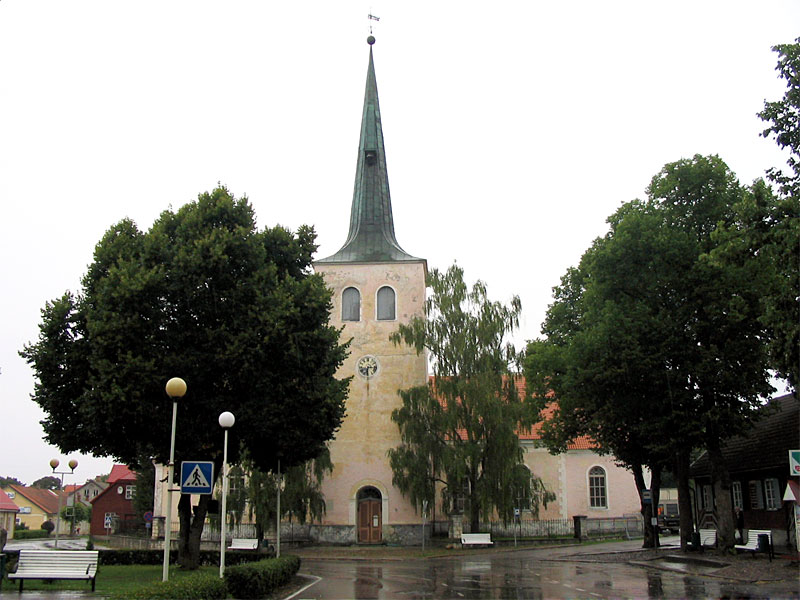 На центральной площади Пайде в пасмурную погоду Пайде, Эстония