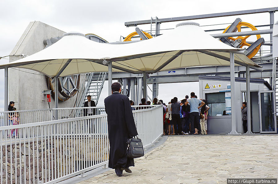 Говорят, что с момента открытия канатной дороги посещаемость монастыря возросла в четыре раза.