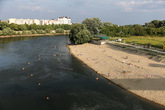 Городской пляж на Днестре. Народа мало, поскольку рабочий день. Сам город находится на левом берегу, а пляж – уже на правом, где Молдова. Но там на самом деле ещё кусочек ПМР.