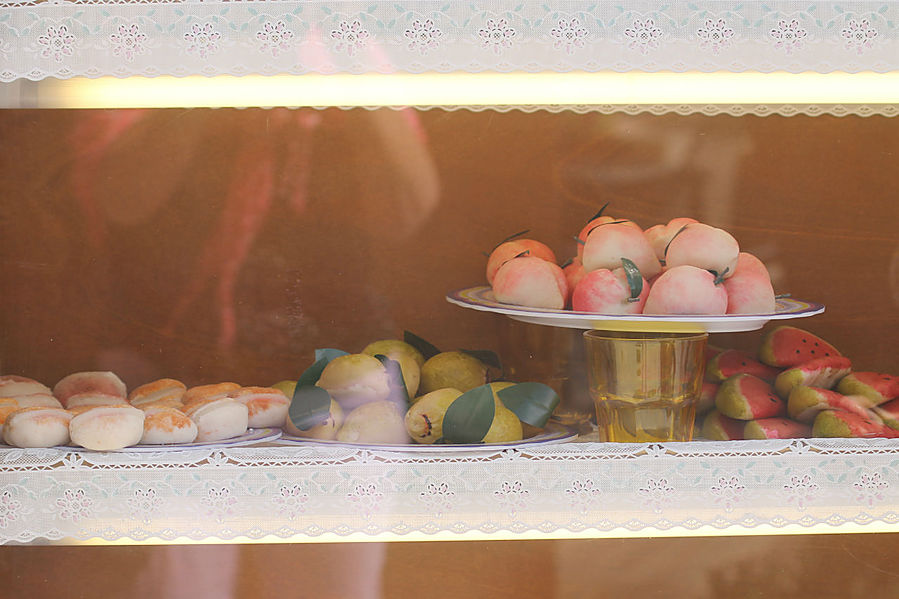 марципаны на Сицилии выглядят как засахаренные фрукты. а вкус у них, как у сахара, смешанного с сахаром.