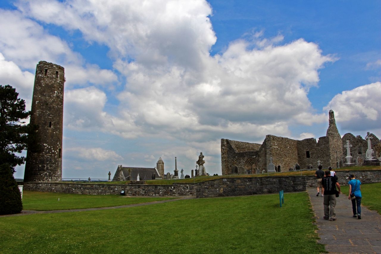 Руины монастыря Клонмакнойс Клонмакнойс, Ирландия