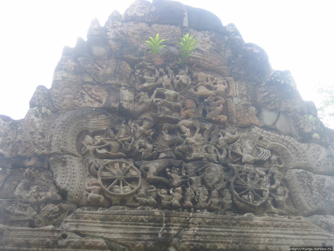 Резной тимпан в храме Пре-Кхан