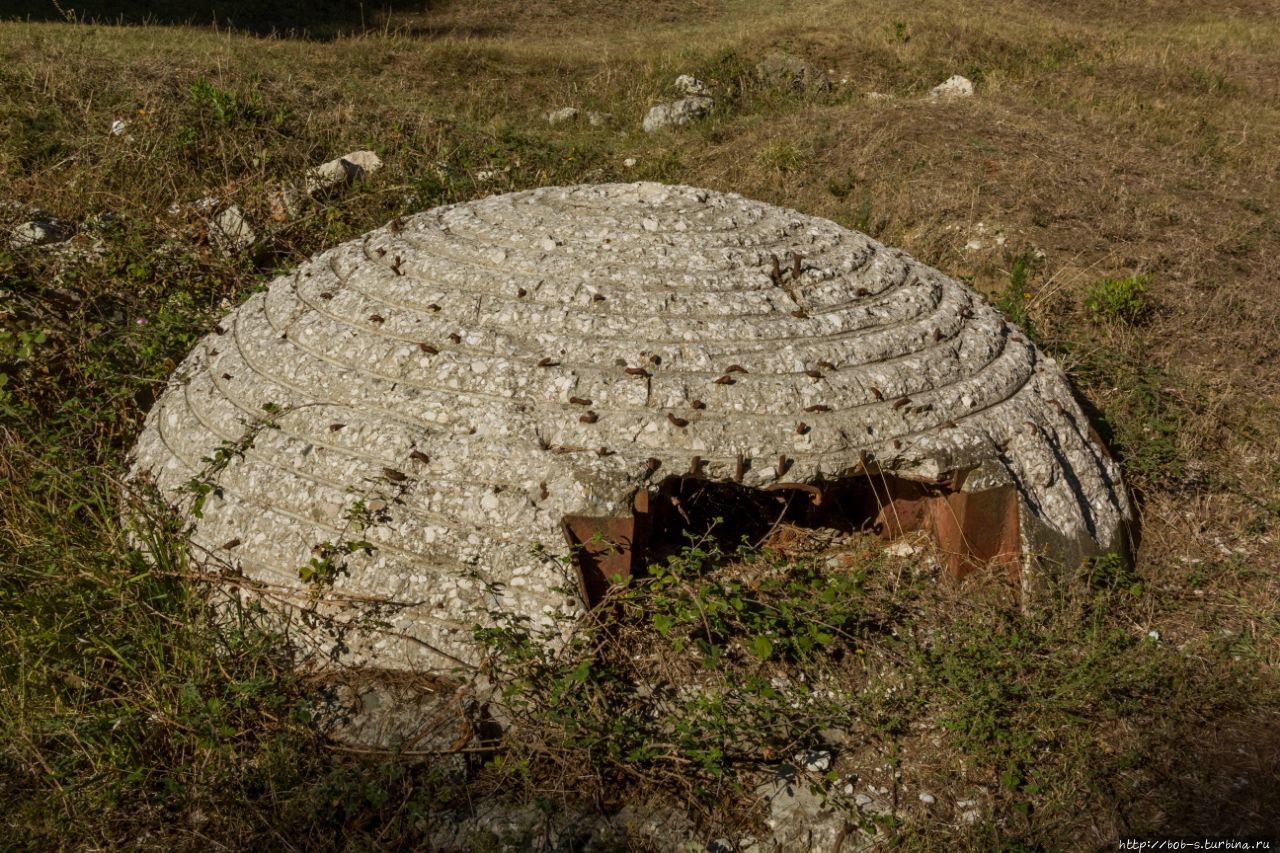 Лично я, считаю что бункеры надо сохранять как историю, как ни крути, а они уже стали визтной карточкой страны Албания