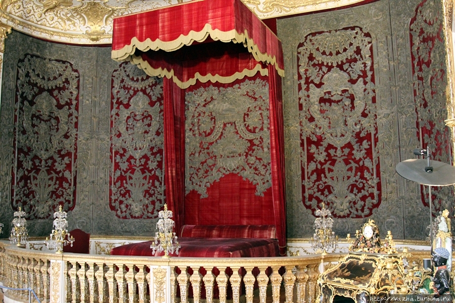 королевская кровать riva raffles. царское ложе. кровать верди с мягким изголовьем. спальни королевские барокко. королевская кровать сбоку.