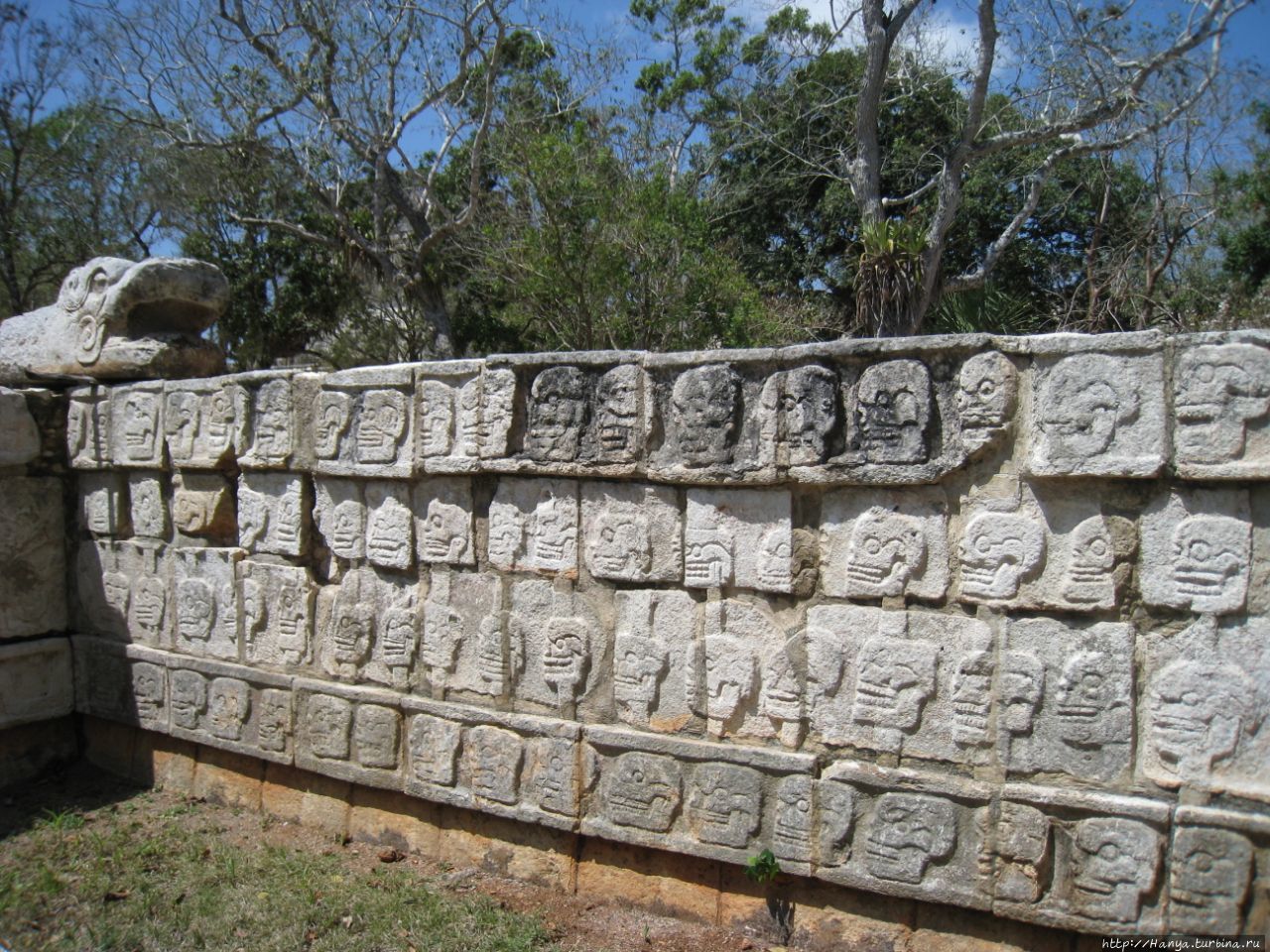 Храм Черепов  (Цомпантли). Чичен-Ица город майя, Мексика