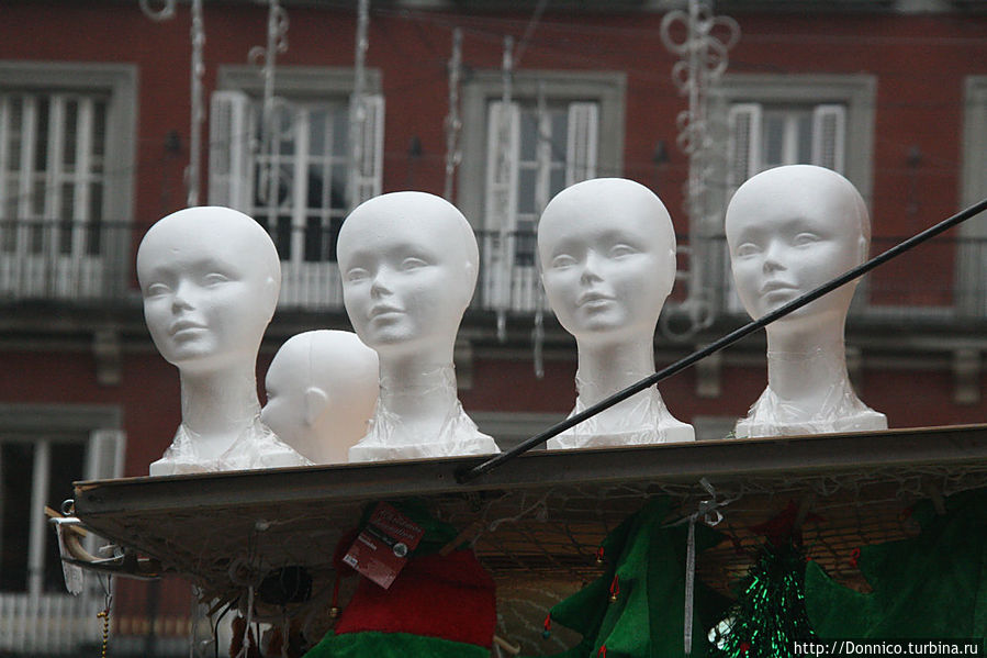 Сквозь ворота Солнца по центру Мадрида Мадрид, Испания