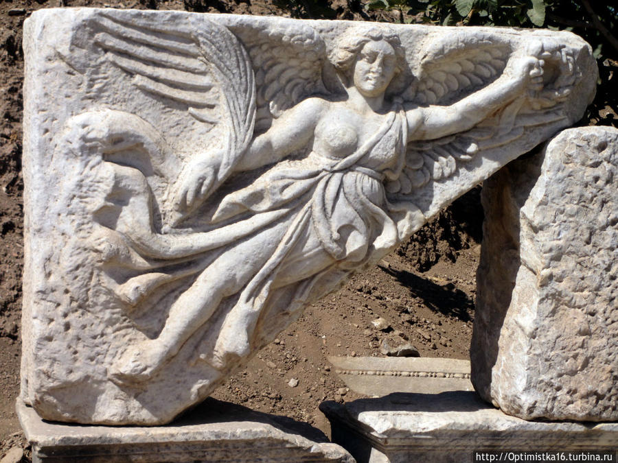 Барельеф с изображением богини Ники. 
Редкость данного изображения заключается в верхней его части, а именно в голове, поскольку сохранилось лишь два барельефа, на которых Ника изображена с головой. Эфес античный город, Турция