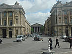 Вид на церковь Мадлен с площади Согласия, которая построена по приказу Наполеона в честь побед своего воинства.