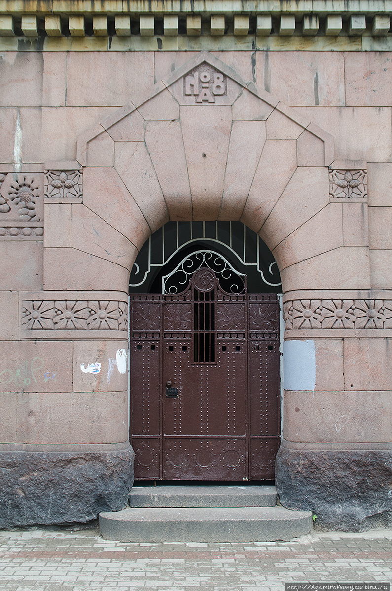 Роскошная парадная с железными дверями в доме по соседству (пр-т Ленина, д. 8) Выборг, Россия
