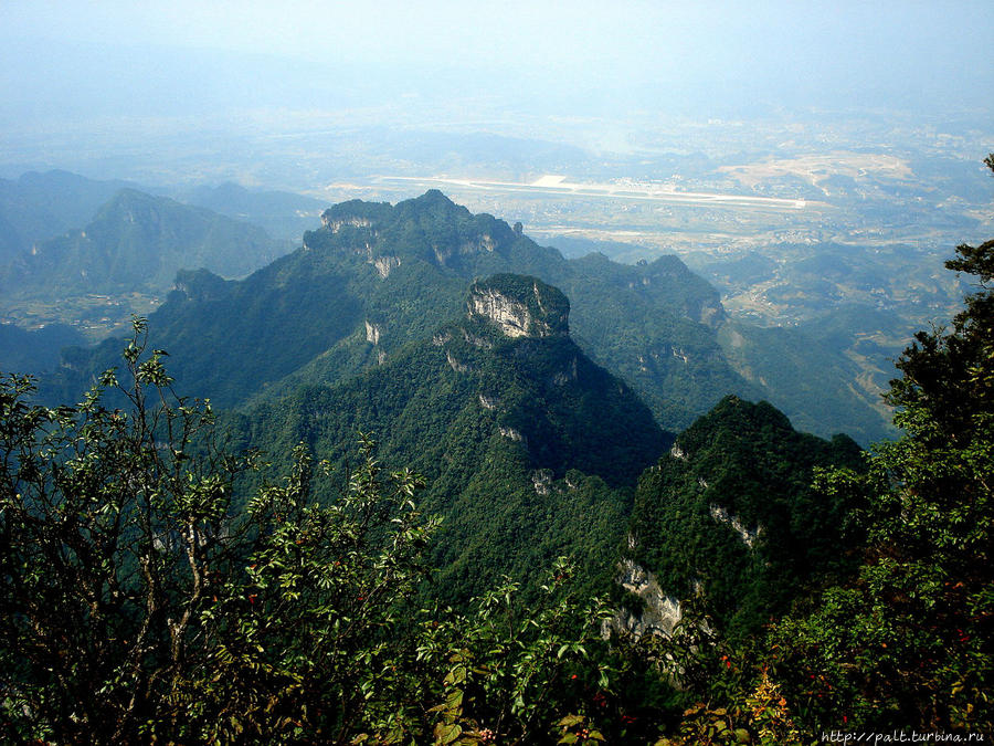 Вид на аэропорт Чжанцзяцзе с подвесной тропы горы Тяньмэнь. Чжанцзяцзе Национальный Лесной Парк (Парк Аватар), Китай