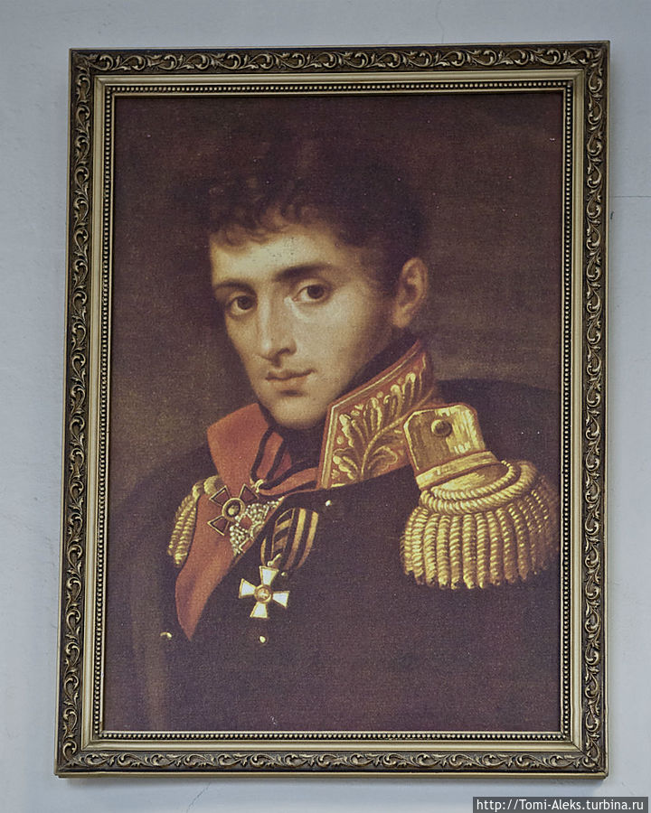 Со стен Корпуса на кадет взирают благородные предки...
*