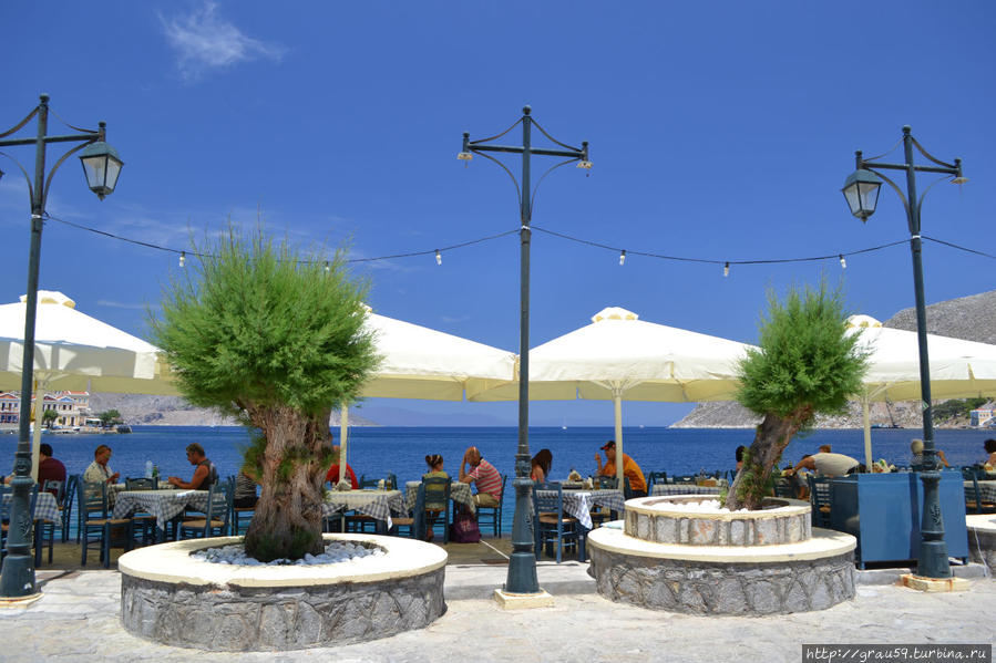 Что для греков кафе — для русских и прочих туристов пляж Сими, остров Сими, Греция