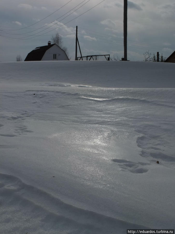 Солнце начинает запекать на снегу хрустящую ледяную корочку Красноярск, Россия