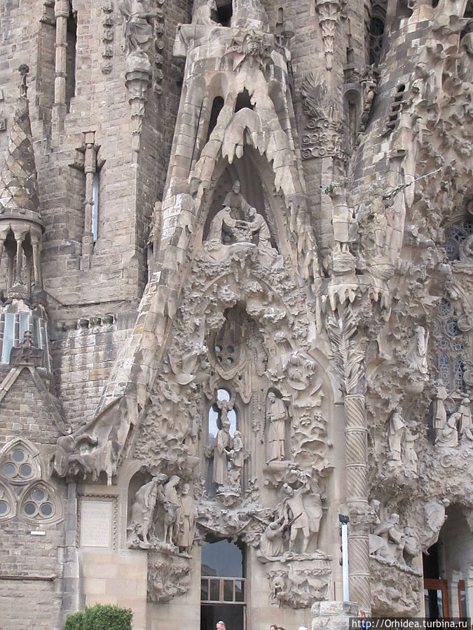 Детали  Храма Святого Семейства в Барселоне Барселона, Испания