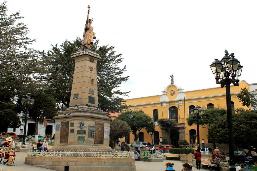 Plaza 10 de Noviembre — центральный монумент Потоси, Боливия