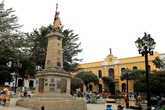 Plaza 10 de Noviembre — центральный монумент