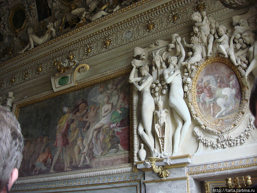 Стены и потолки залов украшены росписью и лепниной