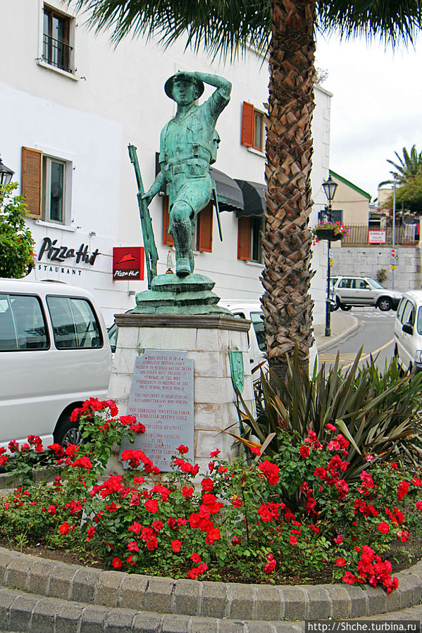 типичный памятник для Гибралтара, именно такие тут преобладают Гибралтар город, Гибралтар