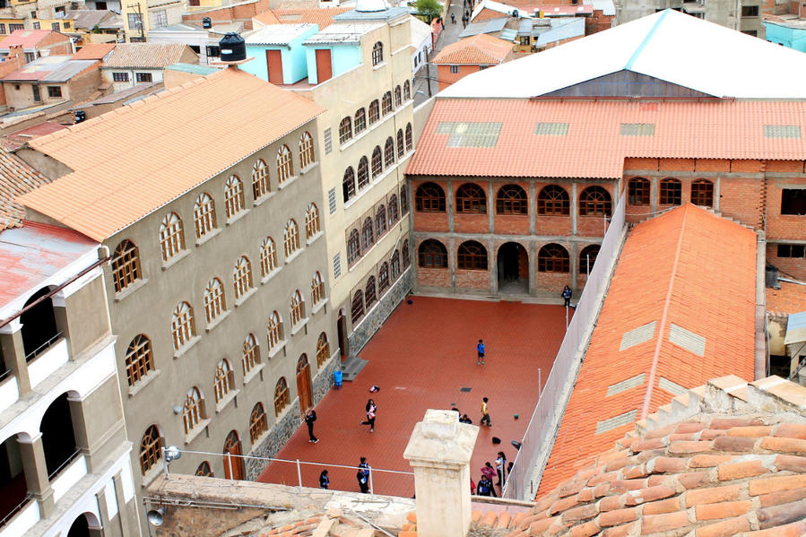 К конвенту Св. Франциска примыкает средняя школа Ордена Францисканцев Потоси, Боливия