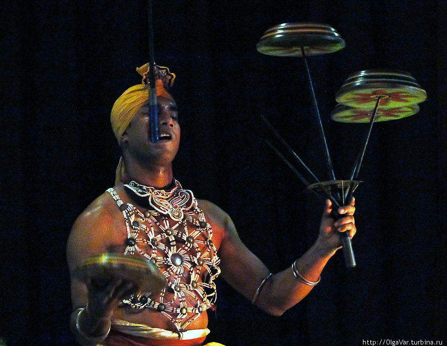 Танец с вертящимися тарелочками Канди, Шри-Ланка