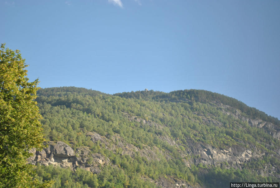 Снизу, из Аурланда, смотровая площада выглядит как маленький выступ Флом, Норвегия