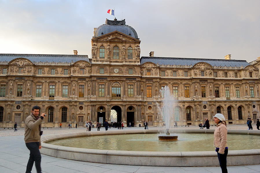 Вот и Лувр Париж, Франция
