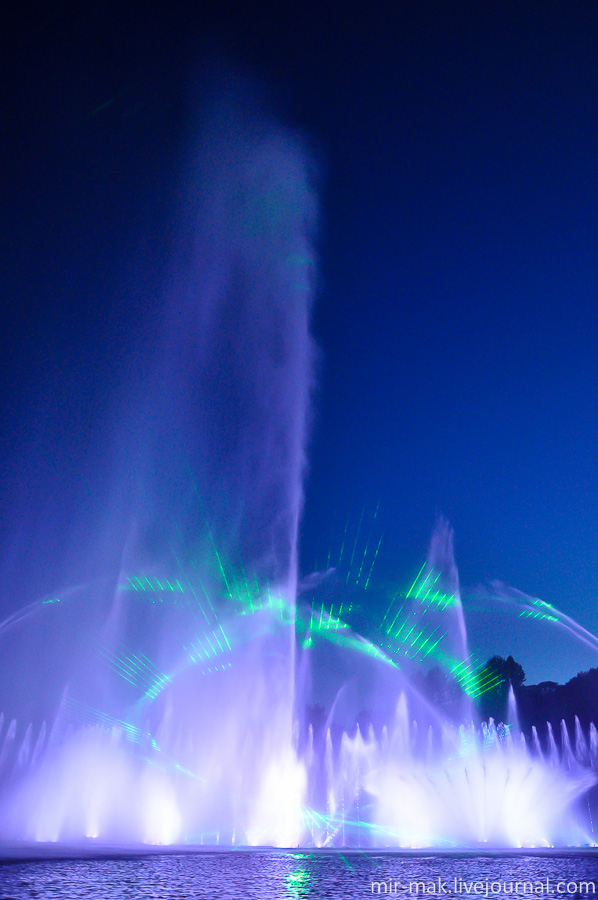 Под последние аккорды музыки фонтан выстреливает в небо легендарной струей, высота которой достигает 60-70 метров. Винница, Украина