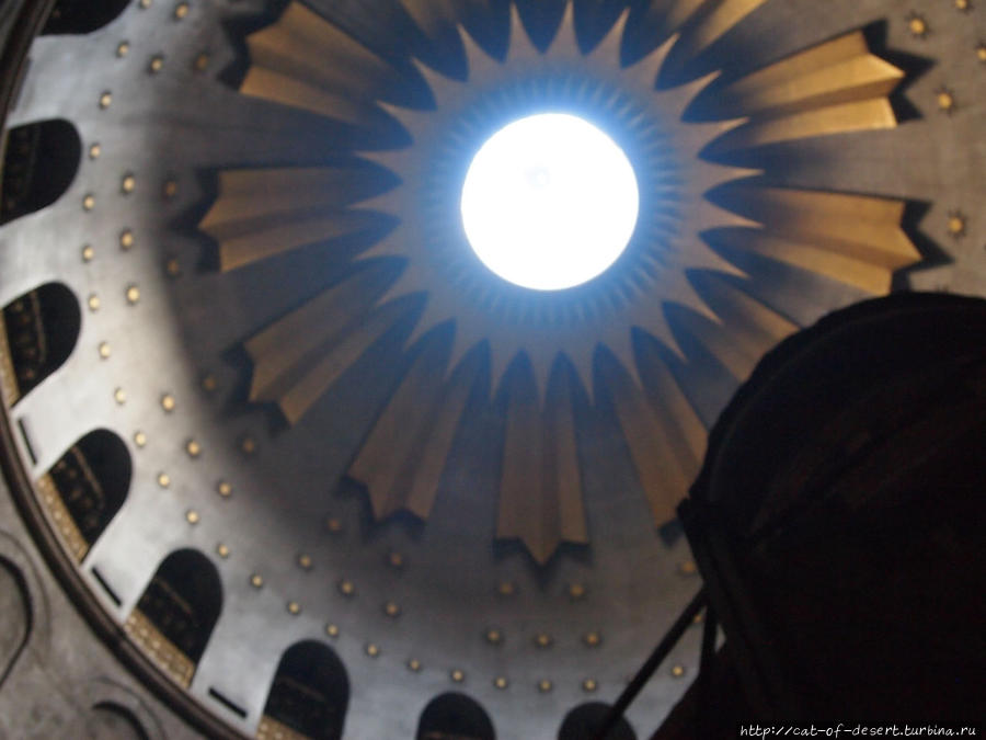 Купол над часовенкой, в которой сходит благодатный огонь. Иерусалим, Израиль