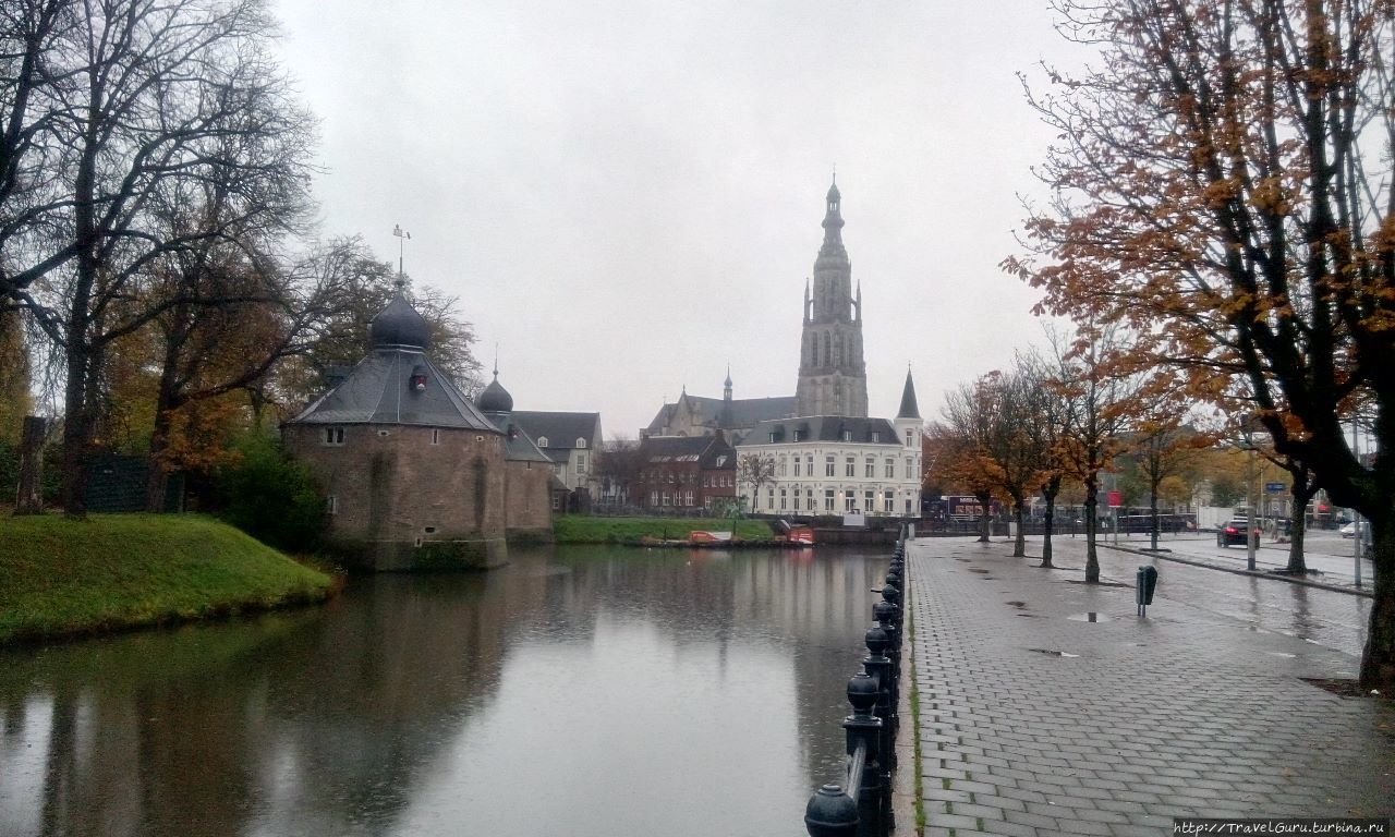Каналы Бреды, колокольня церкви и башни замка. Бреда, Нидерланды