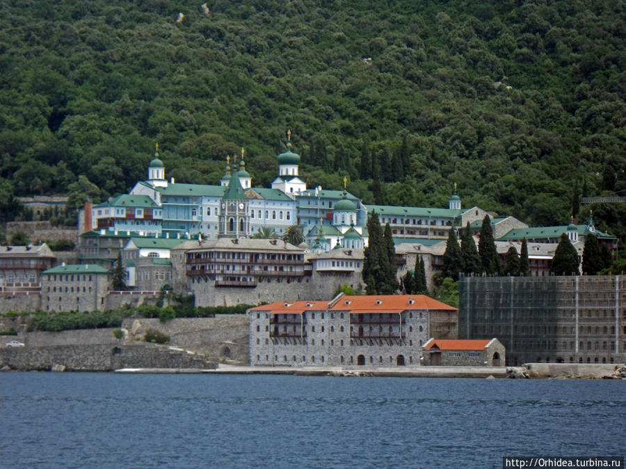 наш монастырь сильно отличается и внешне, и размером, от остальных греческих Автономное монашеское государство Святой Горы Афон, Греция