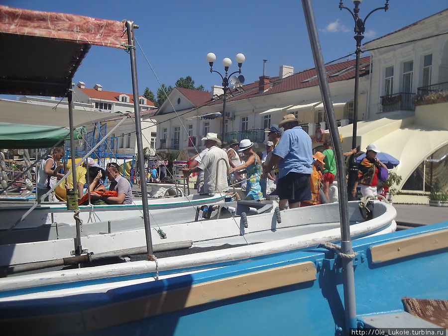 Люди грузятся на лодку Область Севастополь, Россия