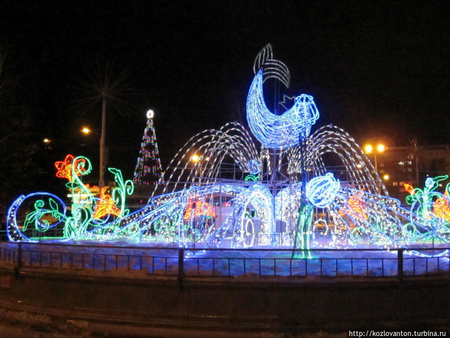 Ледяной фонтан Царь-рыба на Театральной площади. Красноярск, Россия