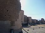 Город расположен на треугольном плато , окруженный с 2 х сторон обрывами и реками, стены нужны были только со стороны Карса. Длина стен около 4.5 км.,построены примерно в 10 веке.