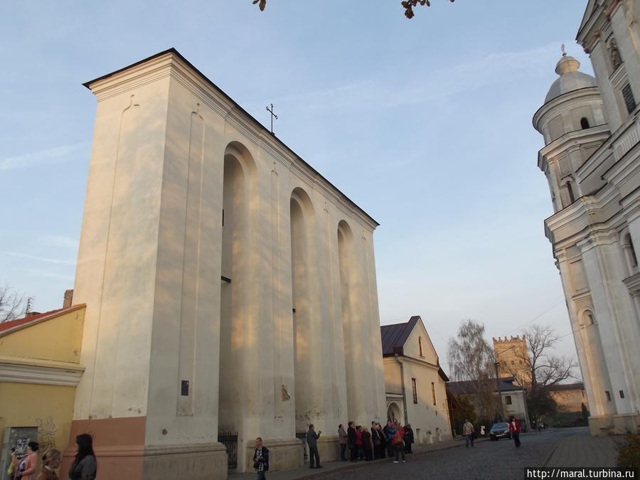Кафедральная улица с видом на колокольню при кафедральном костёле Святой Троицы Луцк, Украина