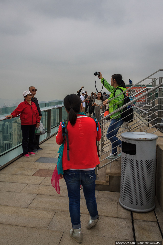Китайские туристы фоткаются всегда и везде. Виктория, Гонконг