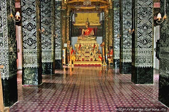 Ват Тхат Луанг. Неф с трафаретными колоннами и сидящим Буддой в алтаре. Фото из интернета