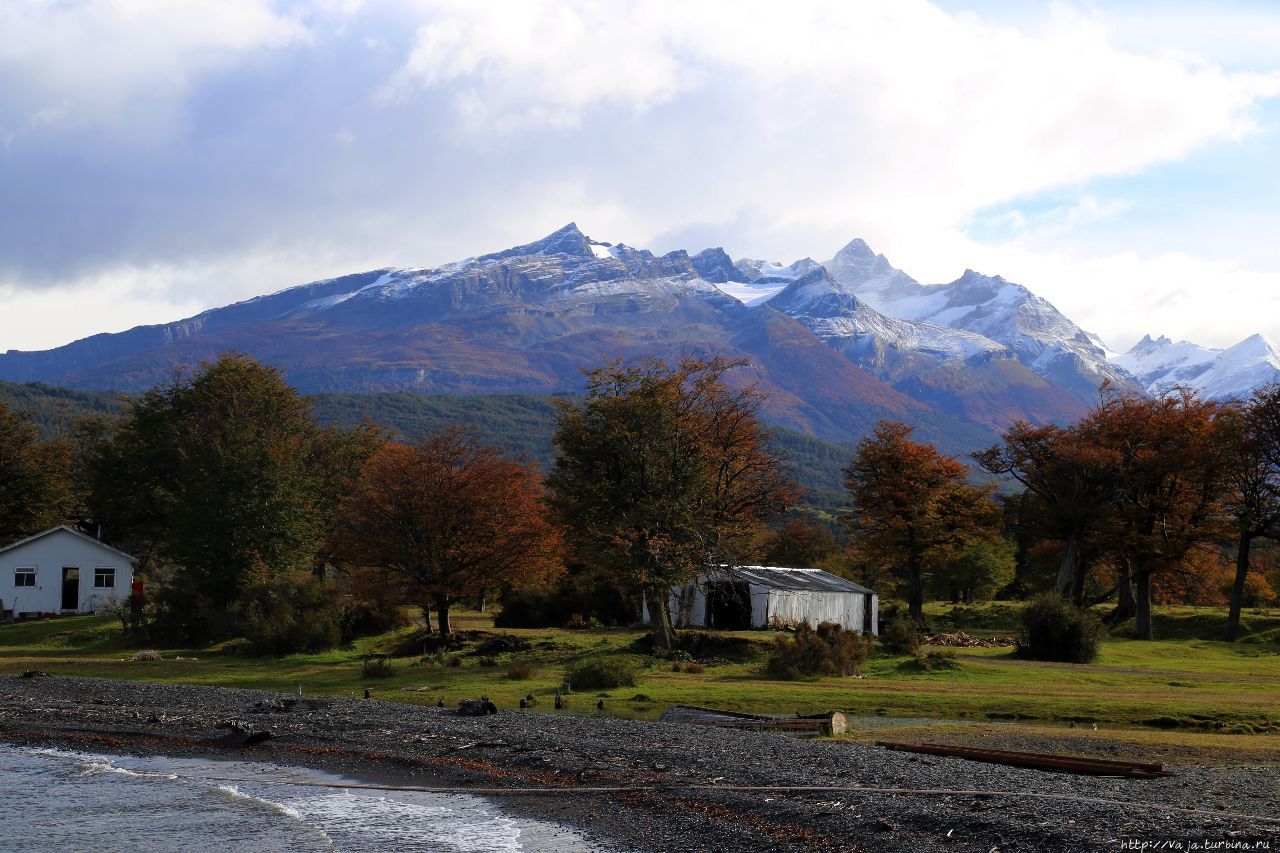 После экскурсии подаётся патагонский барашек,в этом месте находится небольшой ресторанчик с видом на Анды Национальный парк Бернардо О'Хиггинс, Чили