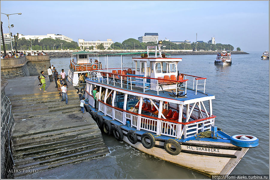 У самого подножия Ворот можно сесть на кораблик и прокатиться по бухте. Судя по всему — это не очень дешевое удовольствие, потому что особого ажиотажа на причале я не заметил...
* Мумбаи, Индия