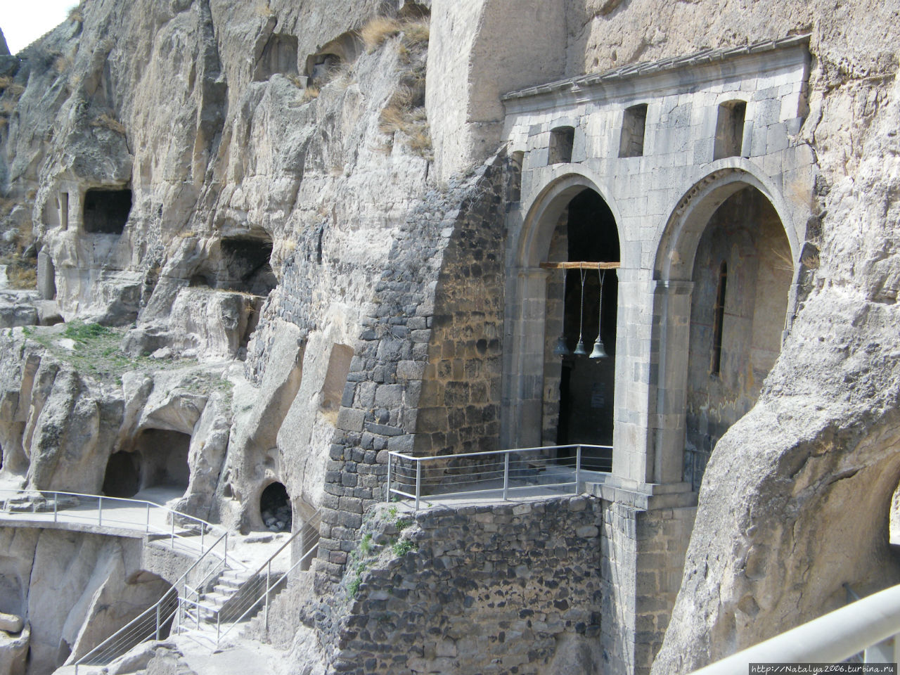 Вардзия, церковь и колокольня. Древний монастырь до сих пор действует. Тбилиси, Грузия