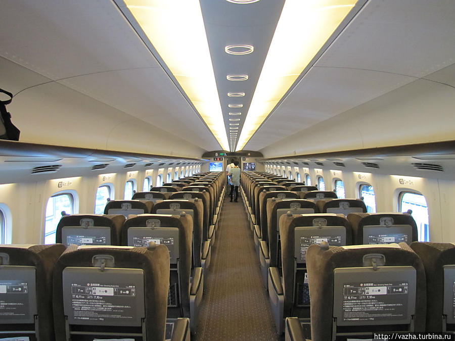 Вагон поезда Синкансен бизнес класса. Осака, Япония