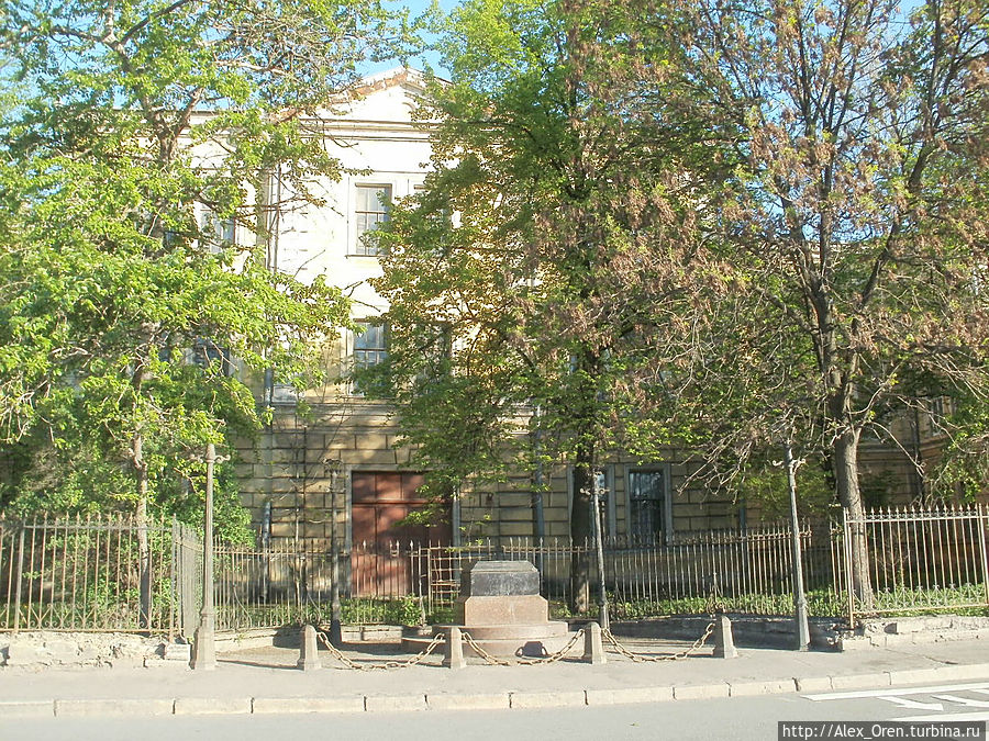 Набережная Фонтанки 132. Александровская больница была открыта в 1866 году на личные средства императора Александра II. Здесь был памятник Александру II. Памятник убрали, постамент остался.