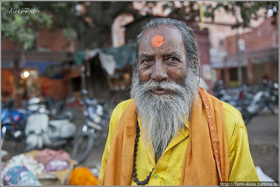 Этот тип, заприметив меня с камерой, проковылял с палочкой прямо к нам — почуял, что можно платно попозировать. На лбу у него — тилака...
* Джайпур, Индия