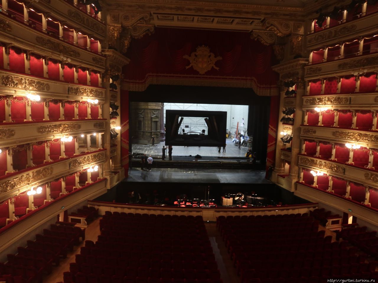 Нам также предоставили возможность посетить ложу театра и сделать фотографии на память. Милан, Италия