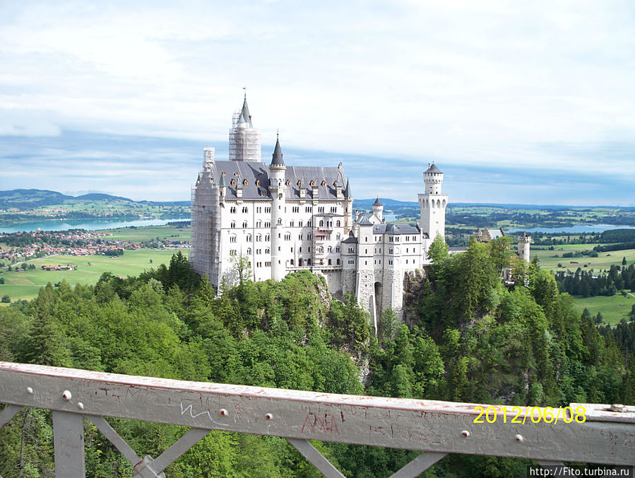 Вид на замок с моста Фюссен, Германия