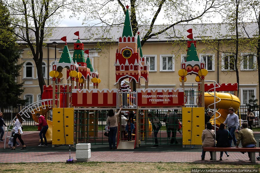Напротив башни Ивановских ворот построен местным губернатором вот такой Московский кремль в миниатюре. Не знаю, хотел ли он в реальности подшутить над Москвой, но это, без сомнения, удалось. Тула, Россия